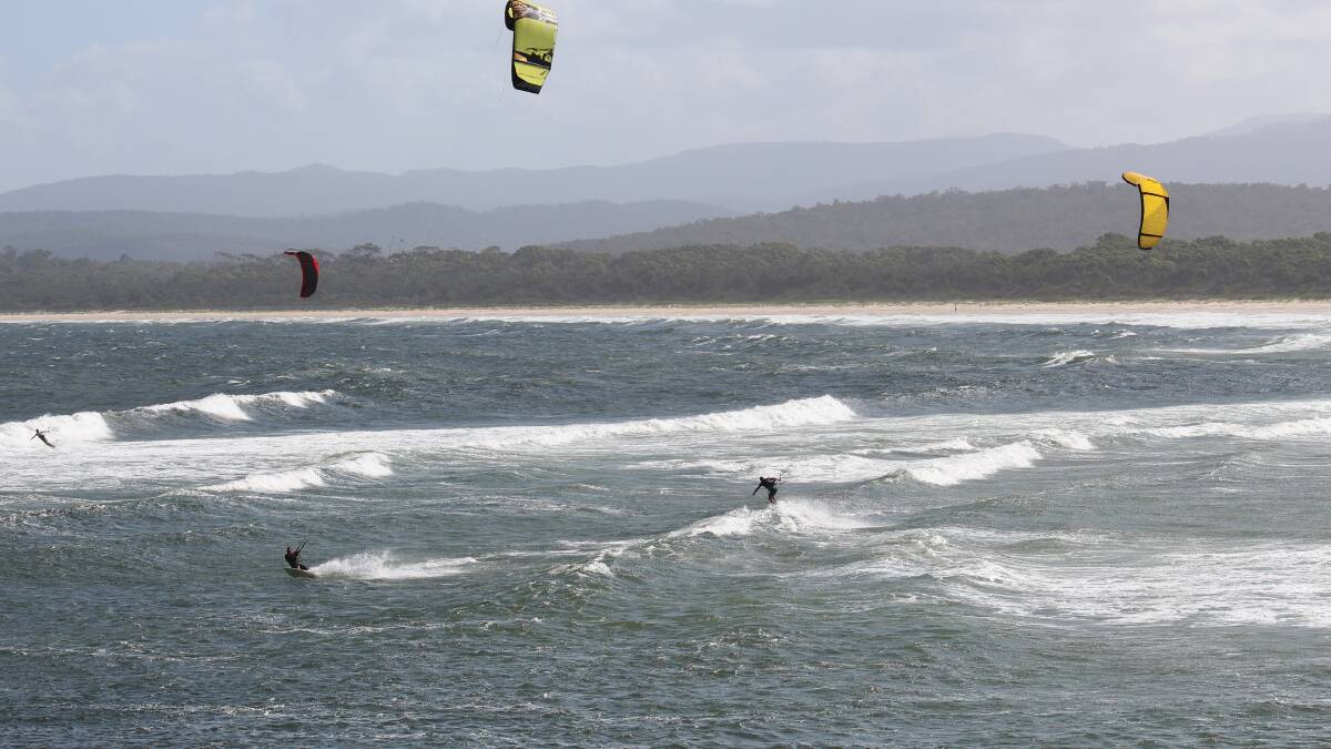 Kite surfers out at Merimbula: videos