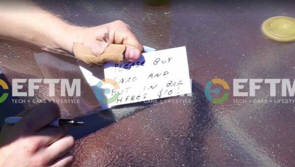 A note in the video reading "please buy snag and put in bag, here's $10". Photo: Facebook