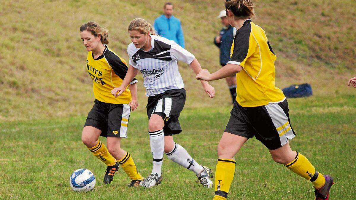 • Killer Whale Mel Mitchell takes on Tigreses’ winger Emma Kettle during a match last year. 