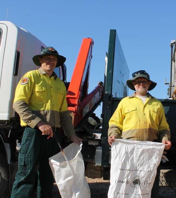 Local NSW National Parks and Wildlife Service (NPWS) senior field supervisor Simon Conaty (left) at a Clean Up Australia Day event a few years ago. 
