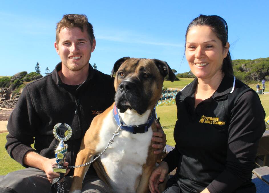 Troy, Bruiser & trophy pictured with Anna Marques, Independently Owned Franchisee of
Pet Barn Mobile Dog Wash Sapphire Coast, Winning Gallery Sponsor.