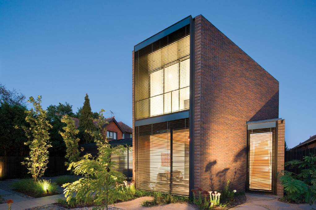 Elsternwick House incorporates Daniel Robertson 'Hawthorn 50 London' into its contemporary design.