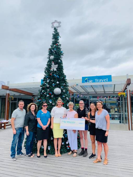 Merimbula Chamber of Commerce members receive a cheque for $3000 from the Merimbula Special Events Committee towards the cost of the Christmas tree.