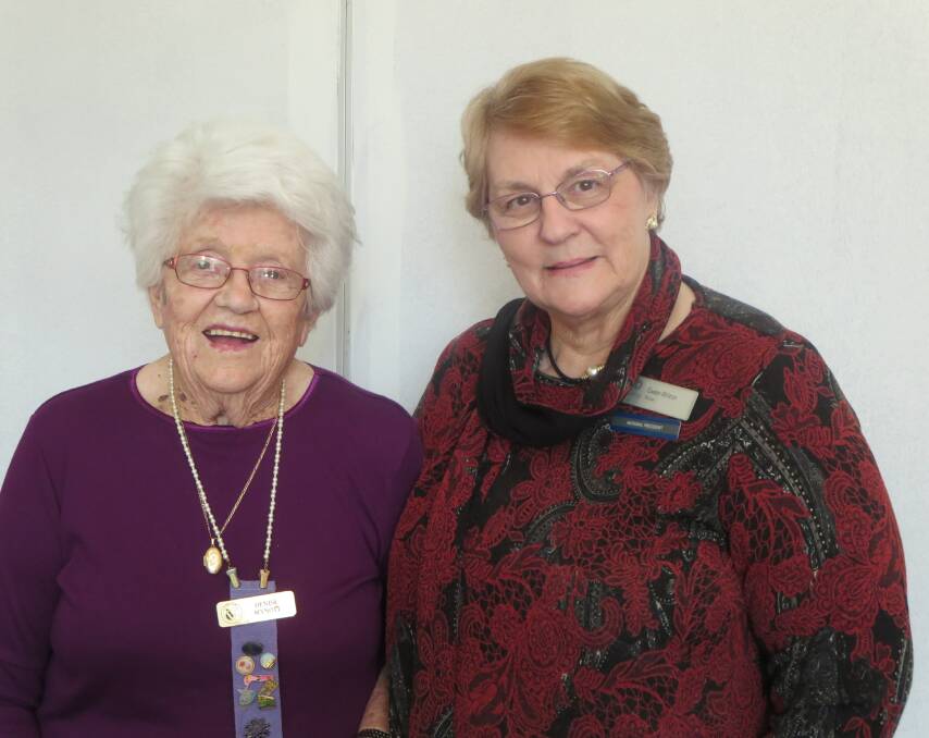 Denise Mynott (left) received a “Making a Difference Award” for her work for VIEW and The Smith Family. 