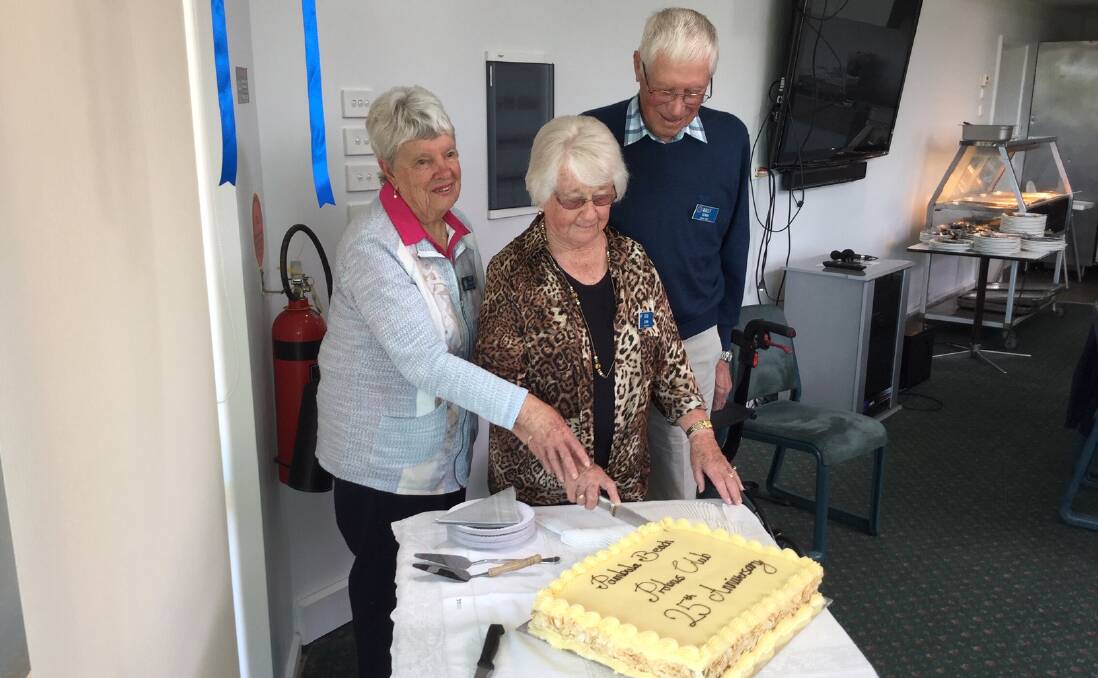 Foundation members Mary Gainey and Fran and Wally Elfring cutting the
anniversary cake at Pambula Beach Probus Club .