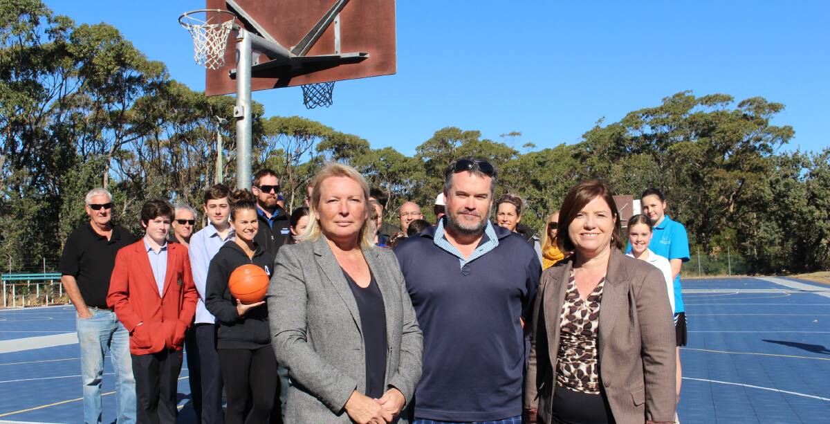 Shadow Minister for Sport Lynda Voltz with Merimbula Basketball president Cliff Scarlett and state Labor candidate for Bega Leanne Atkinson and community members who use the courts.