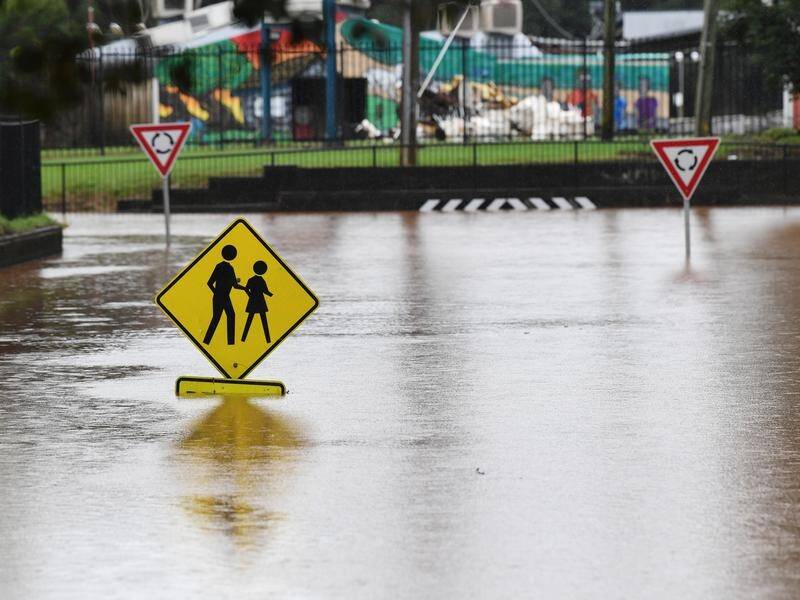 Lismore residents are preparing for further flooding with heavy rains raising water levels.
