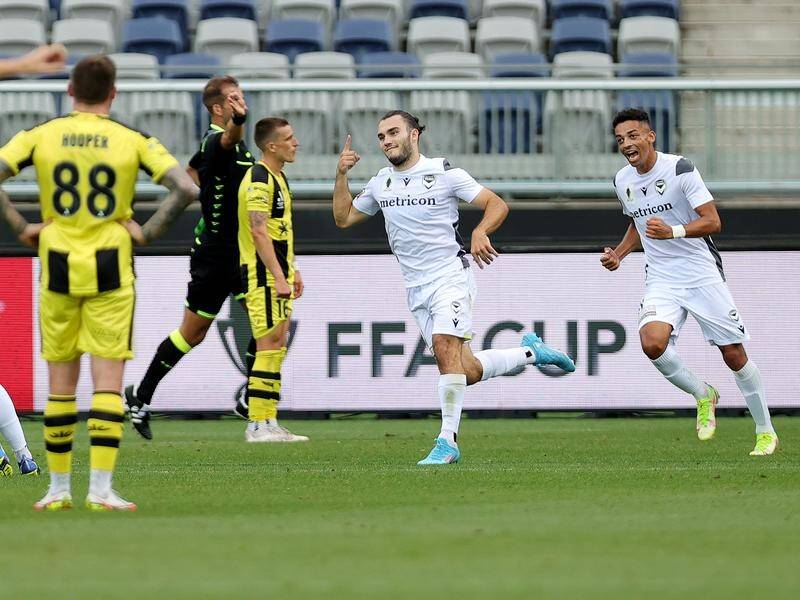 Nick D'Agostino (centre) scored twice to help Melbourne Victory reach the FFA Cup final.
