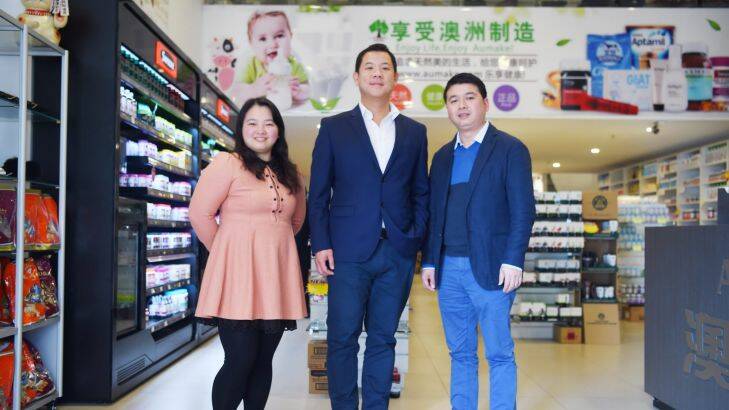 Keong Chan (tallest) Director of ITM with Jiahua (Joshua) zhou managing director and Co founder of AuMake and
LINGYE (Lyn) ZHENG non executive and Co founder of AuMake
Pic Nick Moir 29 june 2017
