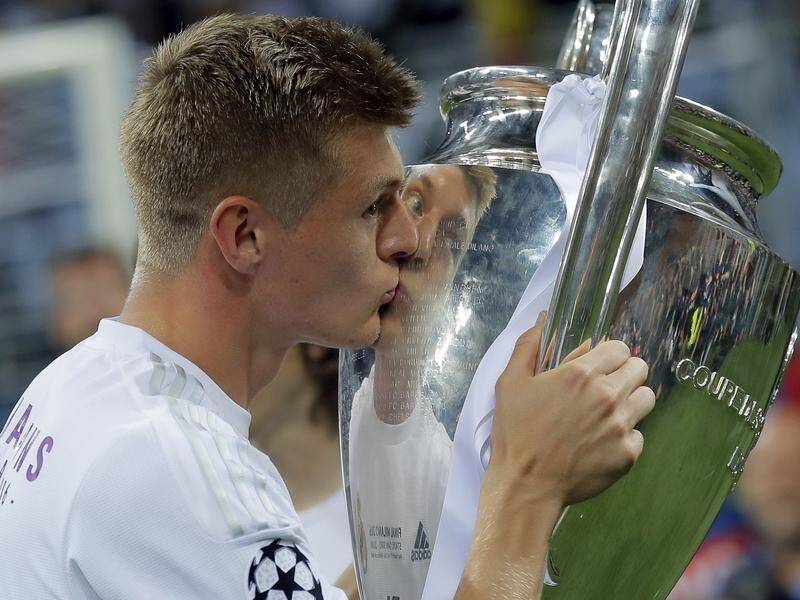 Toni Kroos kisses the Champions League trophy after Real Madrid's 2016 win over Atletico Madrid. (AP PHOTO)